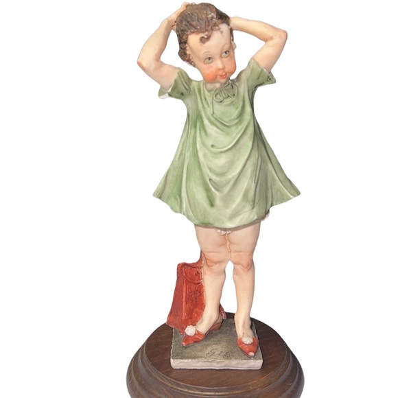 Vintage Resin Figurine of Lady Putting her hair in a Pony Tail. - Picture 3 of 10